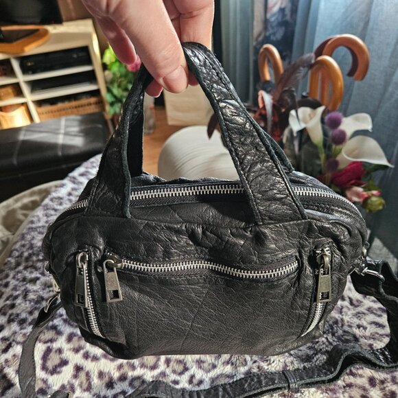 Núnoo | Washed Black Leather Crossbody Bag - Picture 13 of 13